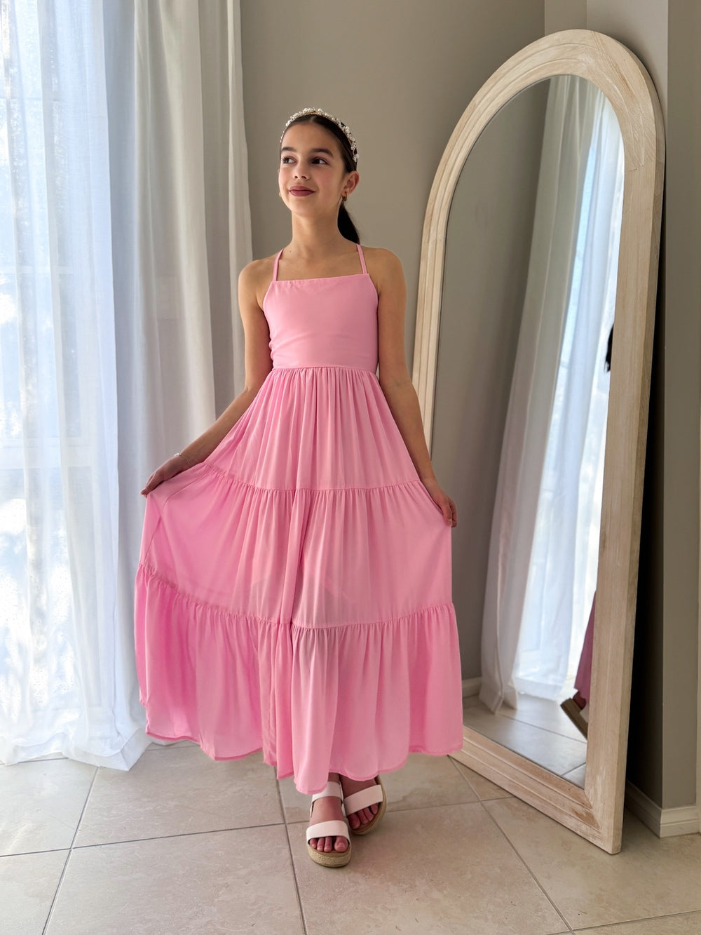 Light pink maxi dress with square neckline and relaxed party style