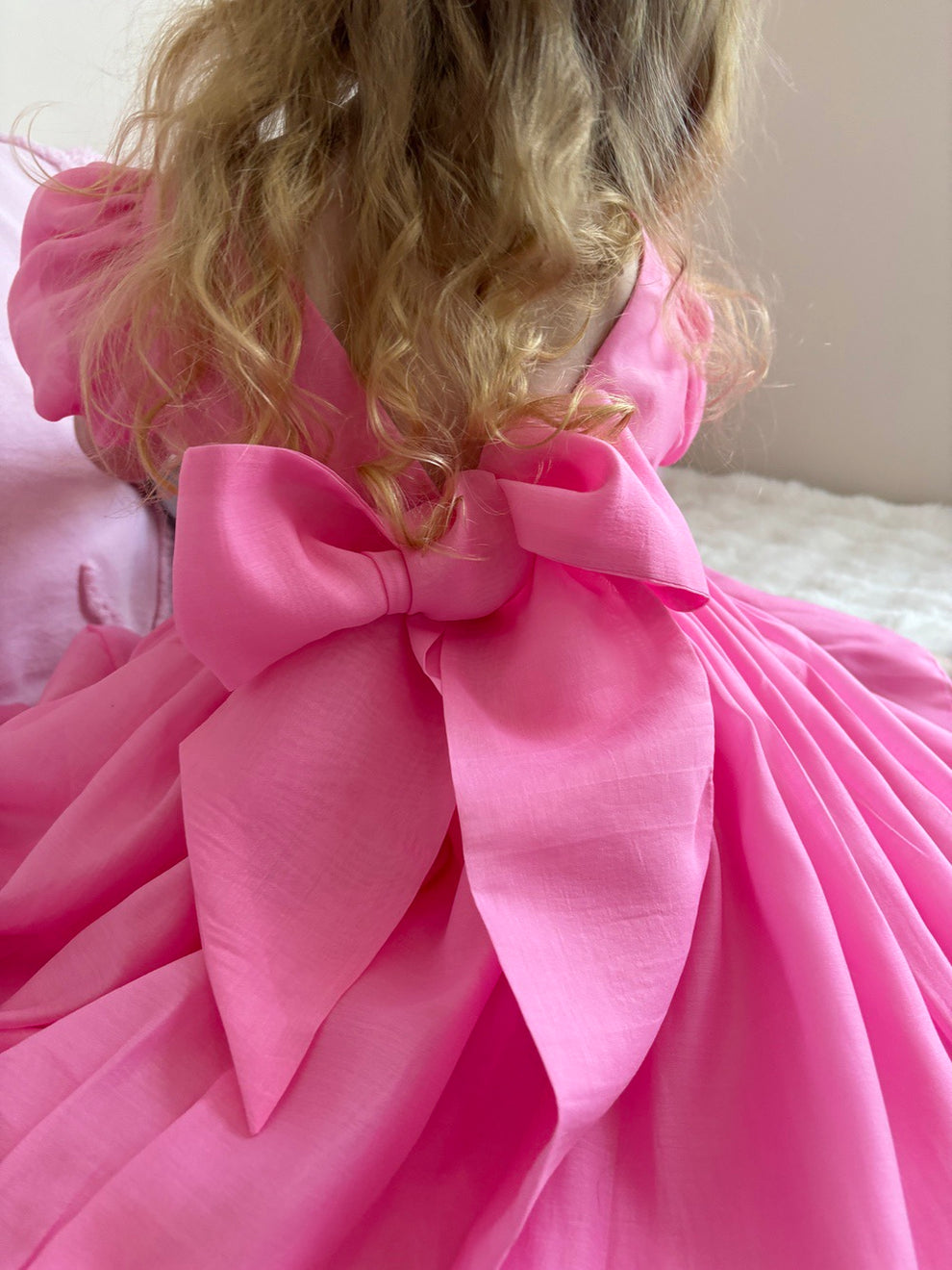 Tween girls hot pink dress for birthdays and celebrations – puff sleeves and flared skirt