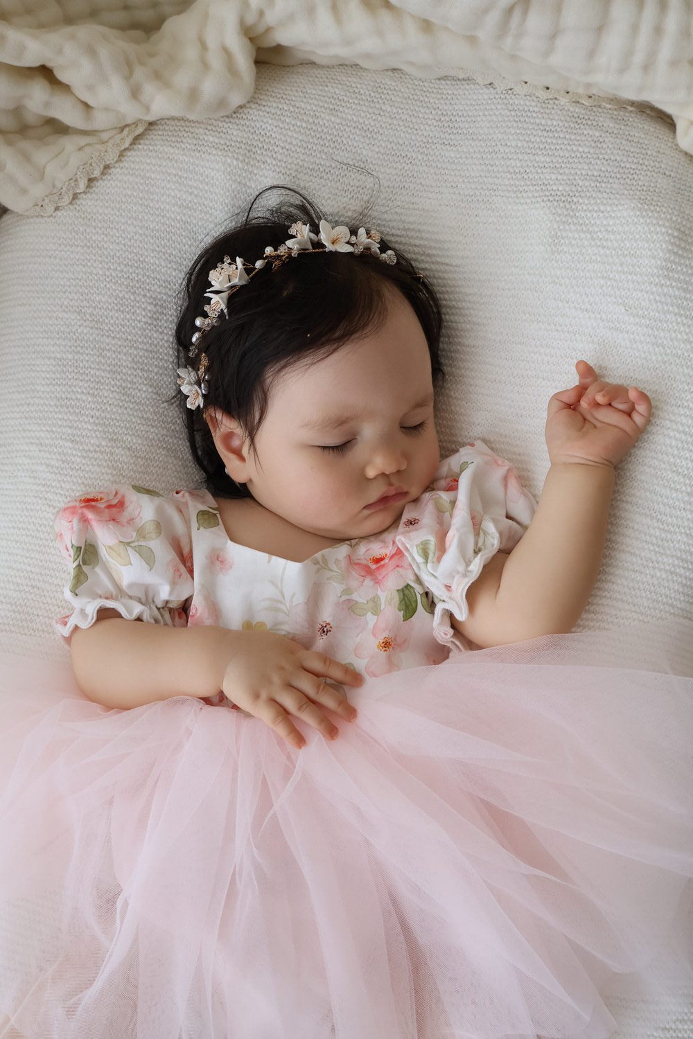 Elegant baby girl tulle romper for cake smash photos with puff sleeves and sweetheart neckline