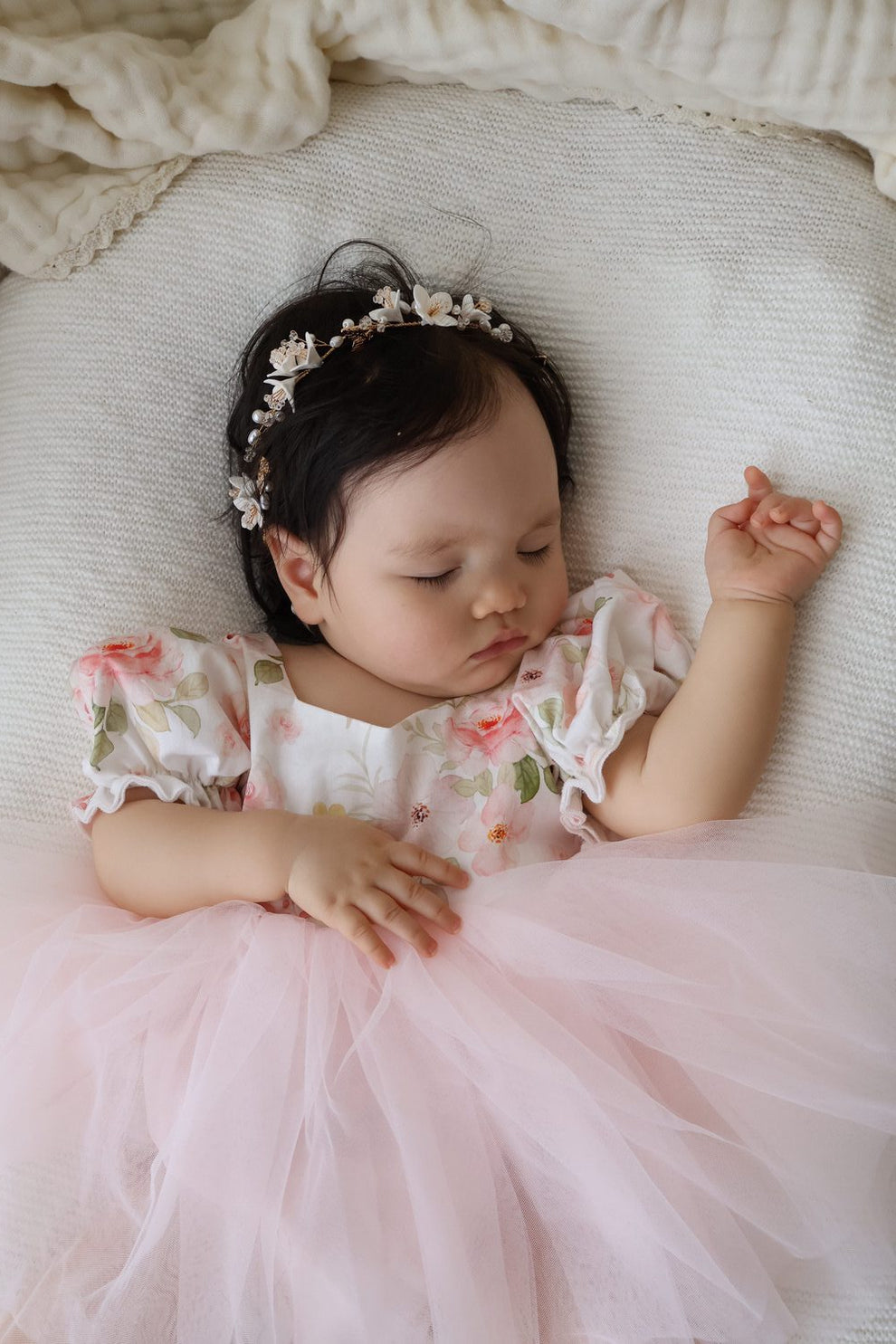 Elegant baby girl tulle romper for cake smash photos with puff sleeves and sweetheart neckline