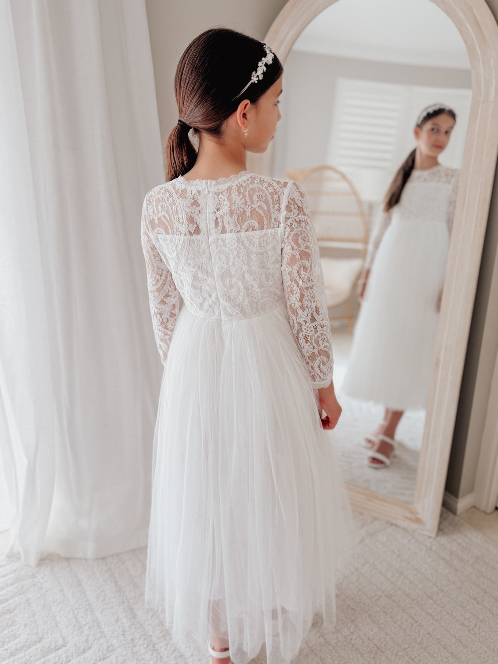 Confirmation dress for girls in white lace with cotton lining
