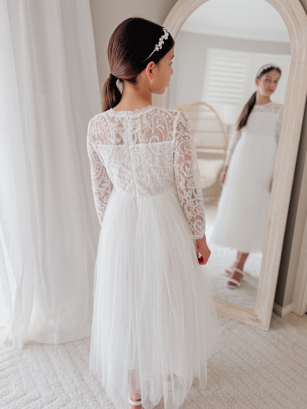 Confirmation dress for girls in white lace with cotton lining