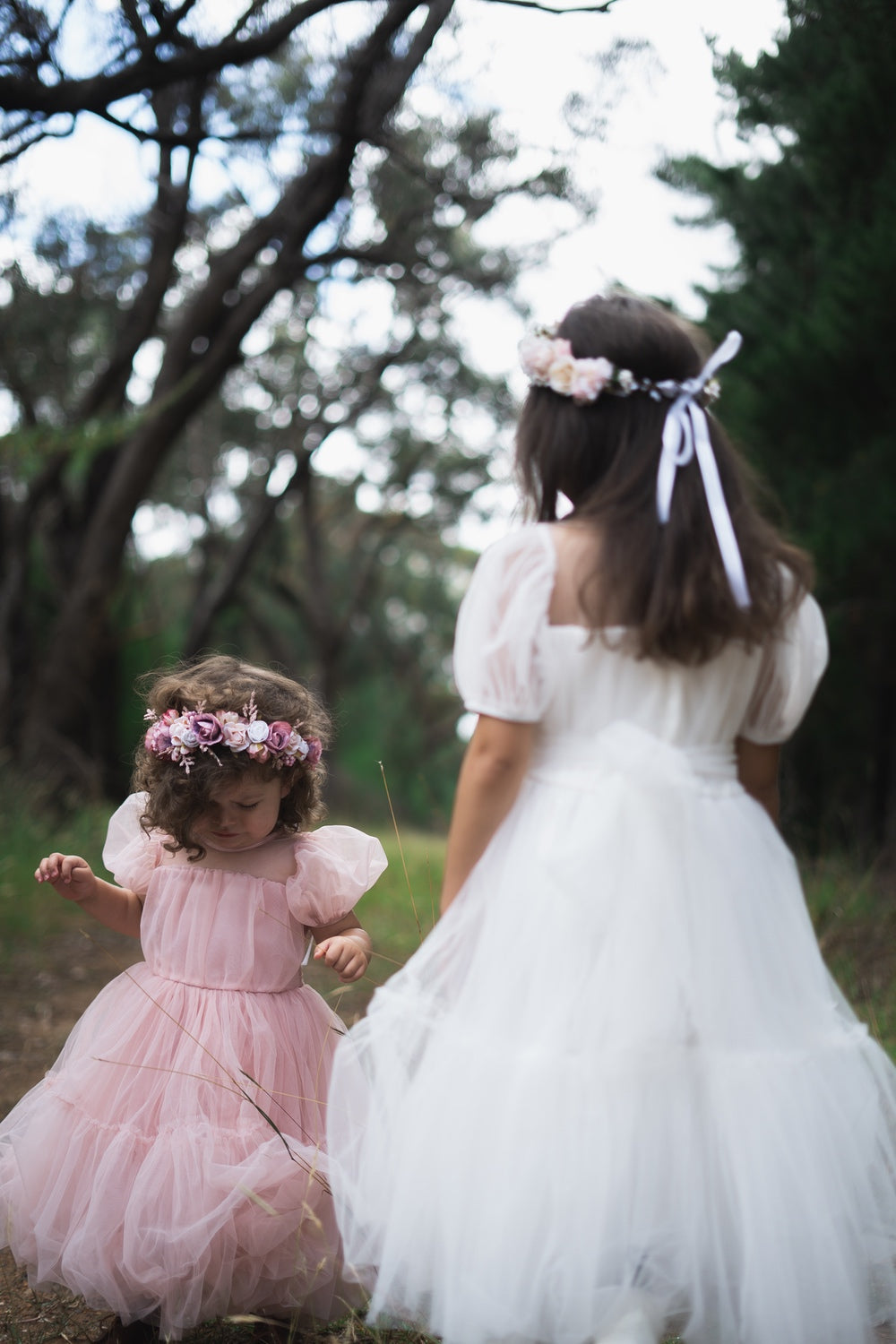 Girls white and pink flower girl dresses with matching flower crowns.