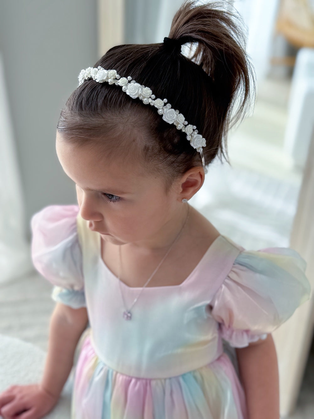 Petals and Grace Girls Headband with white flowers and pearl details – front view